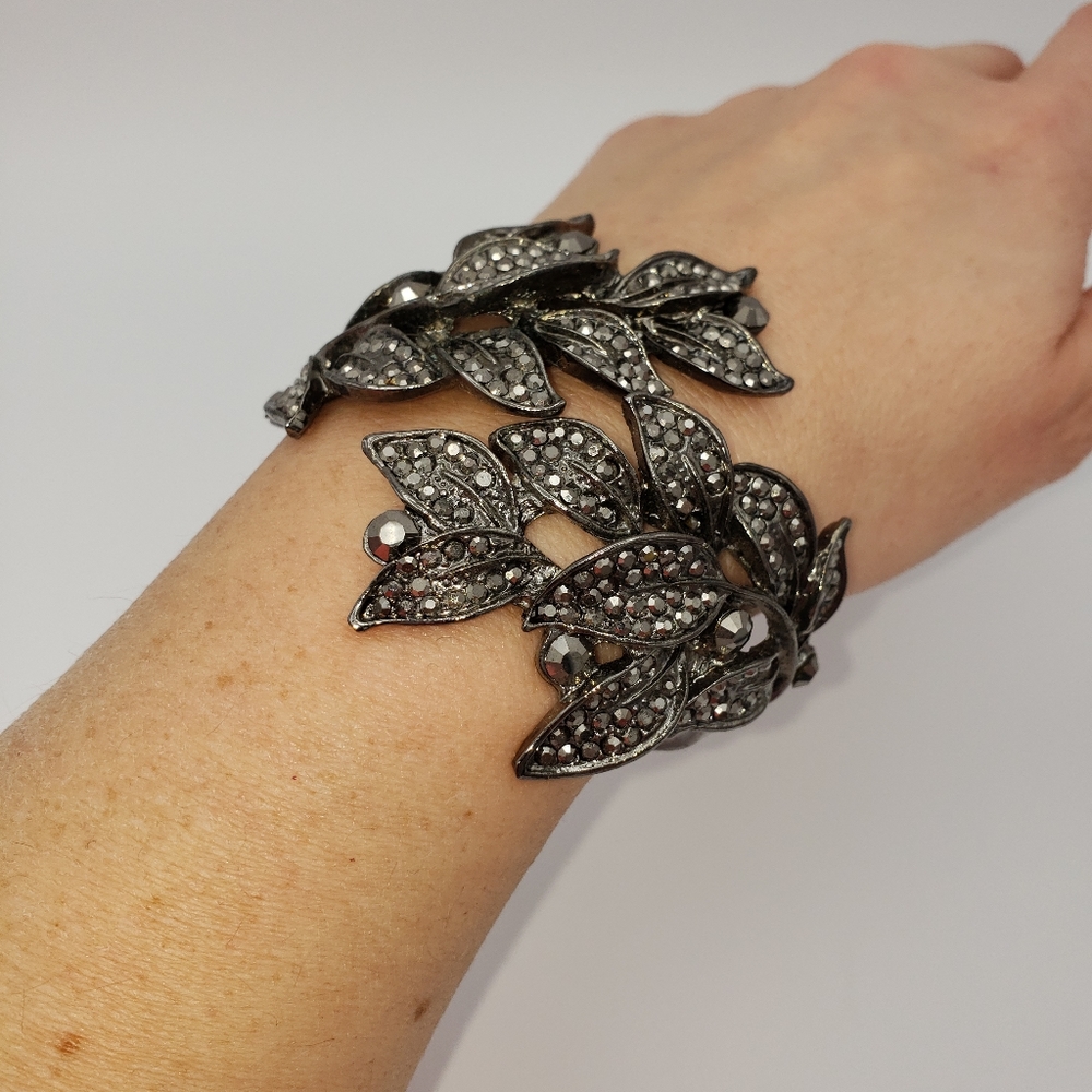 Pewter color dark gem enhanced botanical  spring style cuff bracelet - Picture 5 of 5